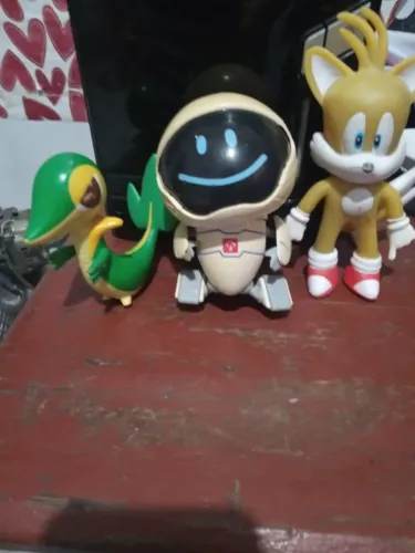 Lote de Miniatura de brinquedos digimon robo do bradesco antigo e um personagem do sonic