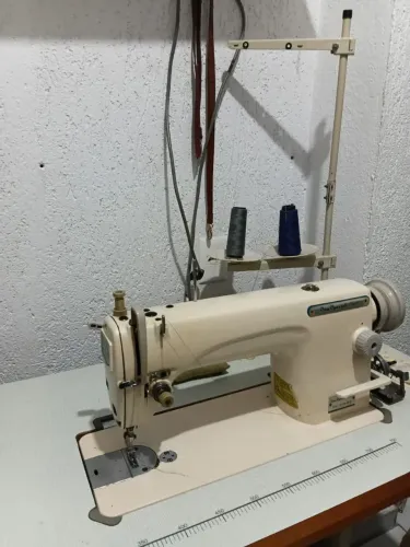 Máquinas de costura, uma orveloque e outra industrial reta