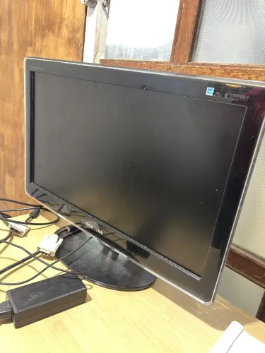 Monitor 22 polegadas Samsung para gamer/escritório + cabos (ótimo estado e barato)