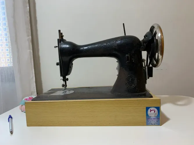 Máquina costura Singer antiga com motor 110 W