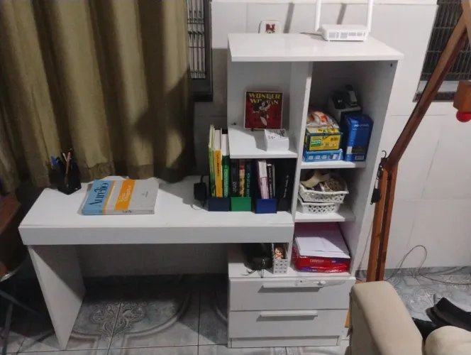 Escrivaninha em bom estado