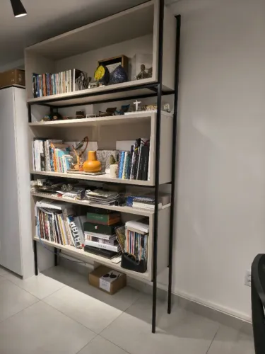 Estante industrial em aço inox com pintura preta e nichos em MDF Gianduia
