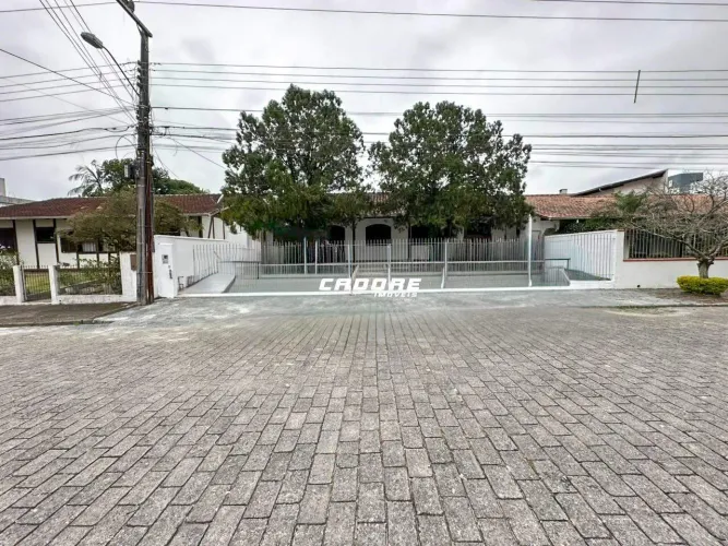 Casa com amplo terreno para locação no bairro Itoupava Norte | Cadore Imóveis