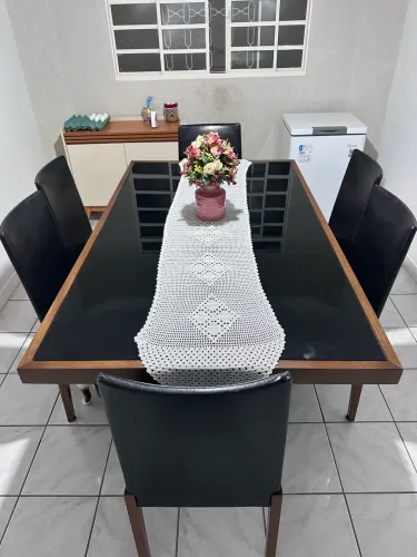 Mesa de jantar com 6 cadeiras!!