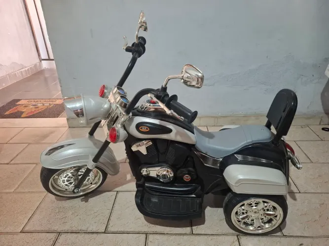 Moto elétrica infantil custom pouca usada 390,00