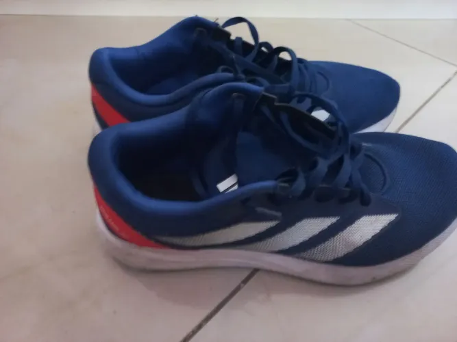 Tênis adidas