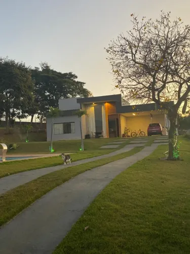 Casa 4 Quartos com Piscina no Condomínio Champagne | 1.100 m² de Terreno