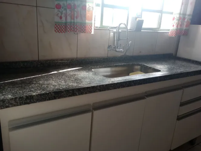 Vendo pia de granito 1, 80m, excelente estado de conservação ( somente a pia)