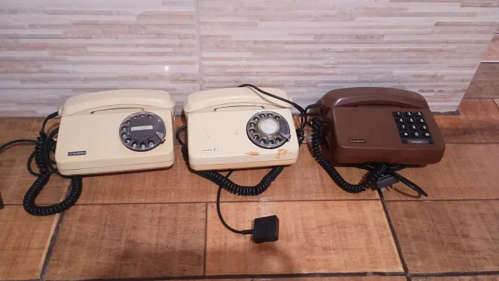 Lote de três telefones antigos 