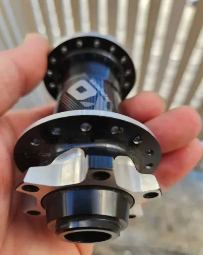 Cubo dianteiro Sram XO 15x100 32 furos (novo)