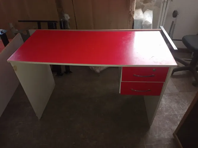 Mesa vermelha com duas gavetas