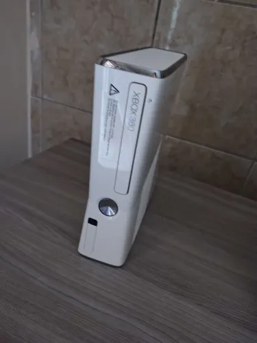 Xbox 360 slim 250GB + Kinect + 3 controles NÃO LIGA