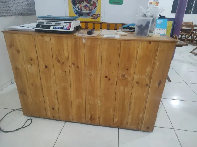 Bancada de guloseimas em paletes.