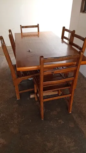 Mesa de madeira com 6 cadeira
