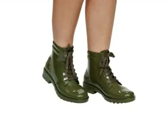 Bota coturno feminino emborrachado ótimo para usar dias de chuva!