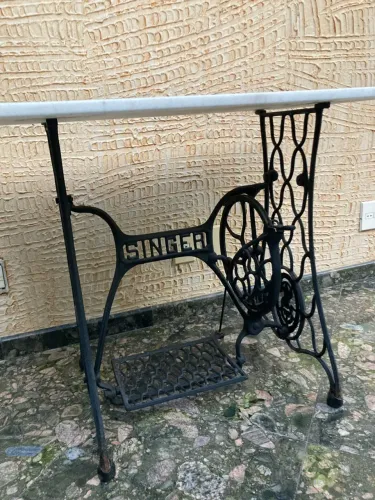 Mesa mármore baseada e ferro singer