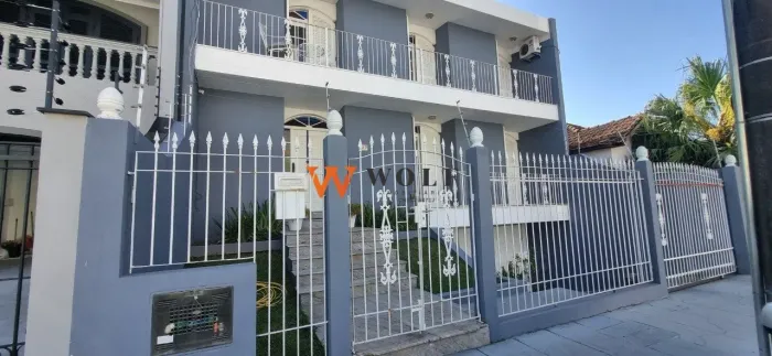 Casa com 3 pavimentos, piscina, 4 dorm, sendo 2 suítes, 3 vagas cobertas - Estreito, Flori