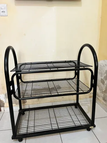 Vendo essas duas mesas de para botar computador e mesa para quarto também é usado bom