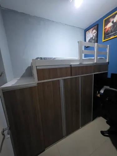 Armario com gavetas/ cabideiro e cama embutida