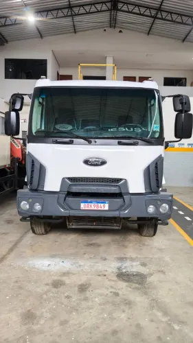 Caminhão traçado 6x4 com pipa de 20 mil litros, ano 2013, revisado, apto ao trabalho.