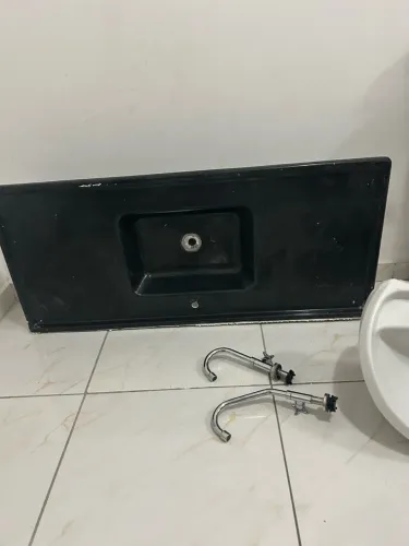 Vendo pias de cozinha e banheiro com torneiras 
