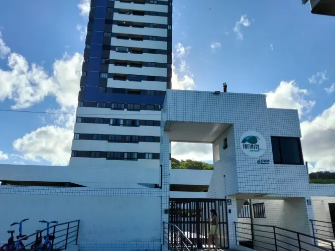 Alugo apartamento no edifício infinity coast, no 7 andar