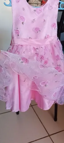Vestido de menina usado apenas uma vez,vesti de 03 a 5 anos