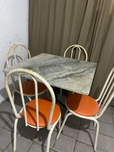 Mesa e cadeiras