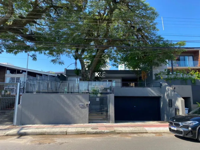 Casa adaptada para uso comercial, com excelente estrutura e área de lazer completa!