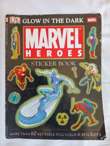 Álbum Glow in the Dark Marvel Heroes