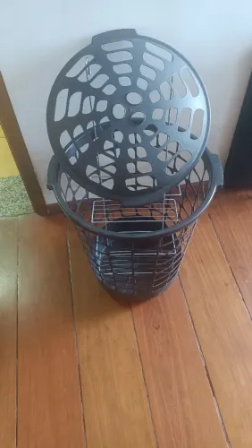 Cesto grande e suporte de banheiro