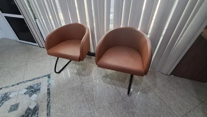 Duas cadeiras de escritório e recepção 