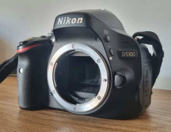 Nikon D5100 com 26.000 clicks, muito nova.
