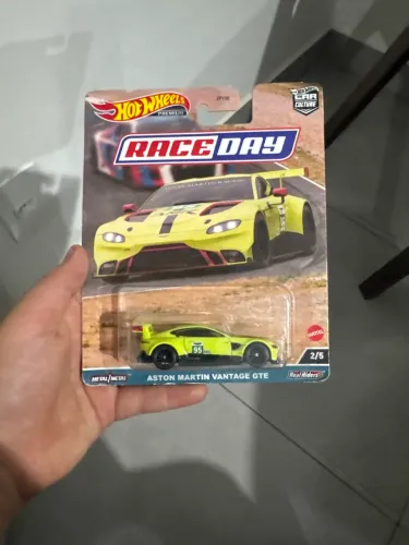 Hot wheels premium race day aston martin vantage GTE 