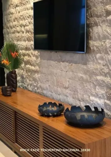 Pedra Decorativa Rock Face Travertino Nacional 10x30 - Paredes e Painéis de TV