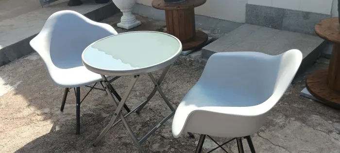 Conjunto Bistrô varanda - 2 CADEIRAS EAMES + Mesa dobrável com tampo de vidro 