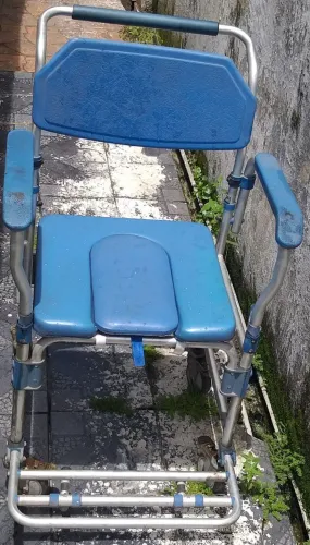 Cadeira de Banho Com Rodinhas de Alumínio Com detalhes de Plástico