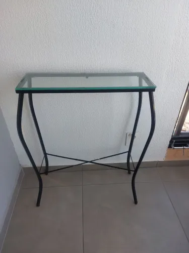 Aparador com tampo de vidro