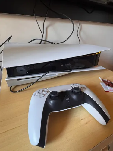 PlayStation 5 com leitor de disco + 3 jogos 