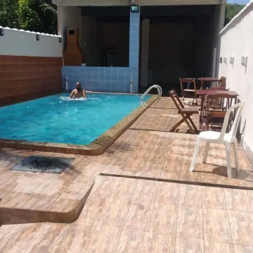 Vendo espaço com piscina