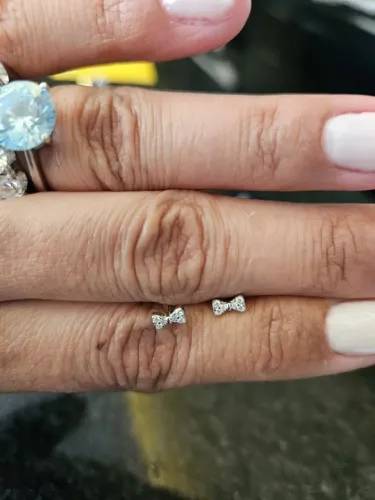 Delicado par de brincos em Prata 925 com Moissanite formato gravata
