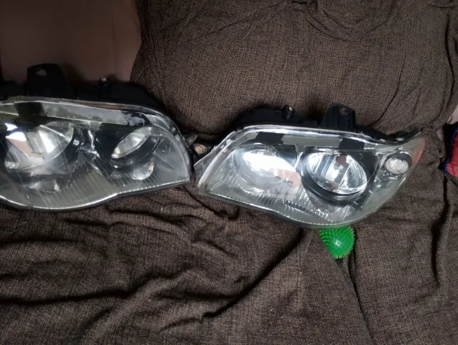 Par de faróis usados bom do Palio econy 2014 aros pretos