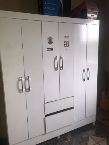 Guarda-roupas de 6 portas e 2 gavetas