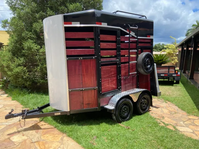 Carretinha trucada para 3 cavalos