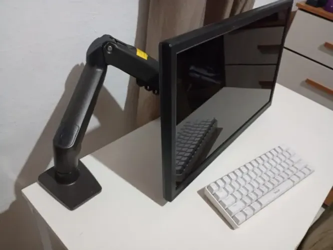 Monitor com braço articulado