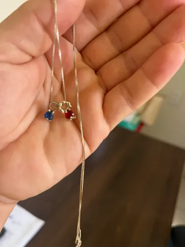 Colar prata com pingente casal (menina e menino )