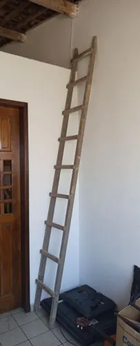 Escada Em Madeira