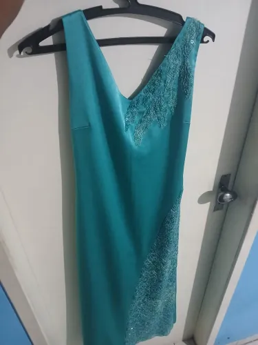 ? Vestido Azul Turquesa com Brilho e Detalhes em Renda - Elegante para Festas!