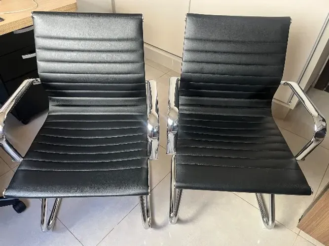 Conjunto de duas cadeiras para escritório