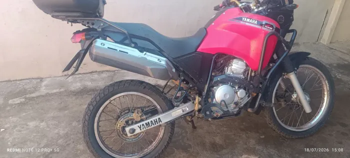 Moto Ténéré vermelha